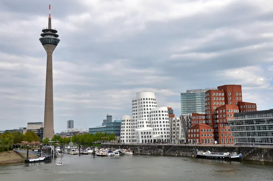 Düsseldorf — Medienhafen, modernes Wirtschaftszentrum